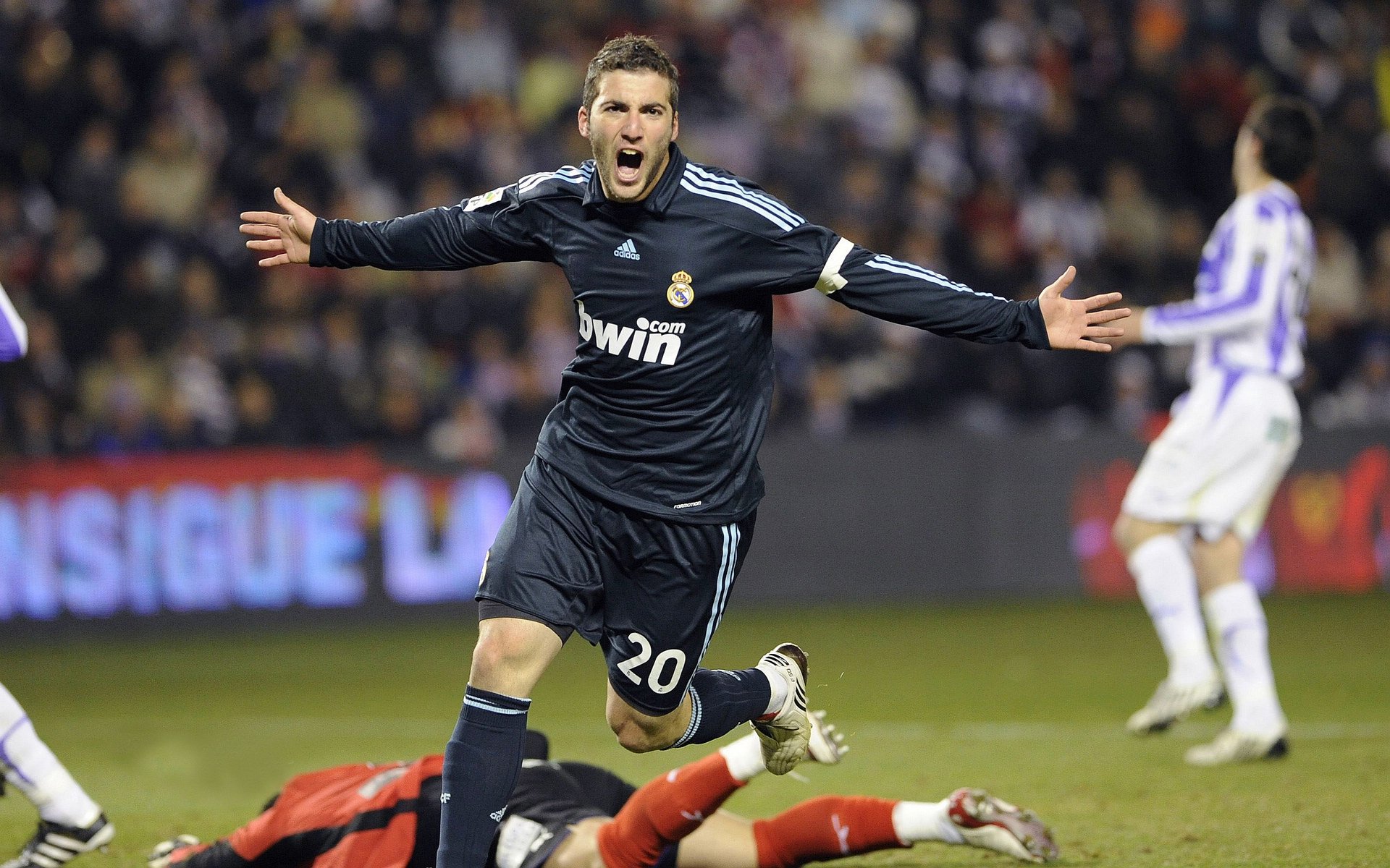 “足球场馆灯光系统升级，夜间比赛更精彩”，足球场灯光要求